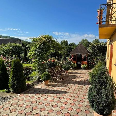 Квітковий Двір Golubinoye Exteriör bild