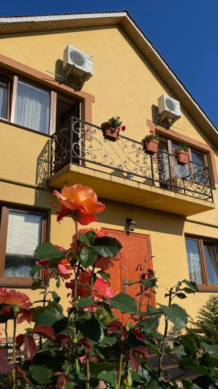 Квітковий Двір Golubinoye Exteriör bild