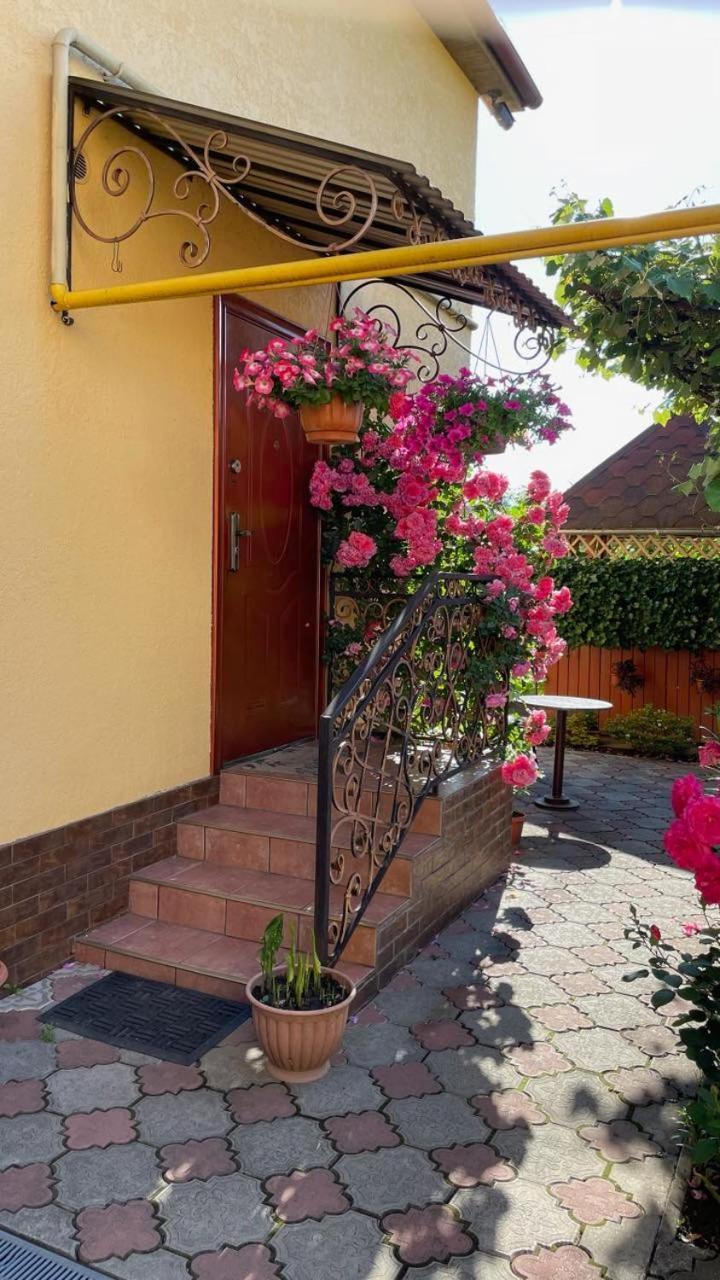 Квітковий Двір Golubinoye Exteriör bild