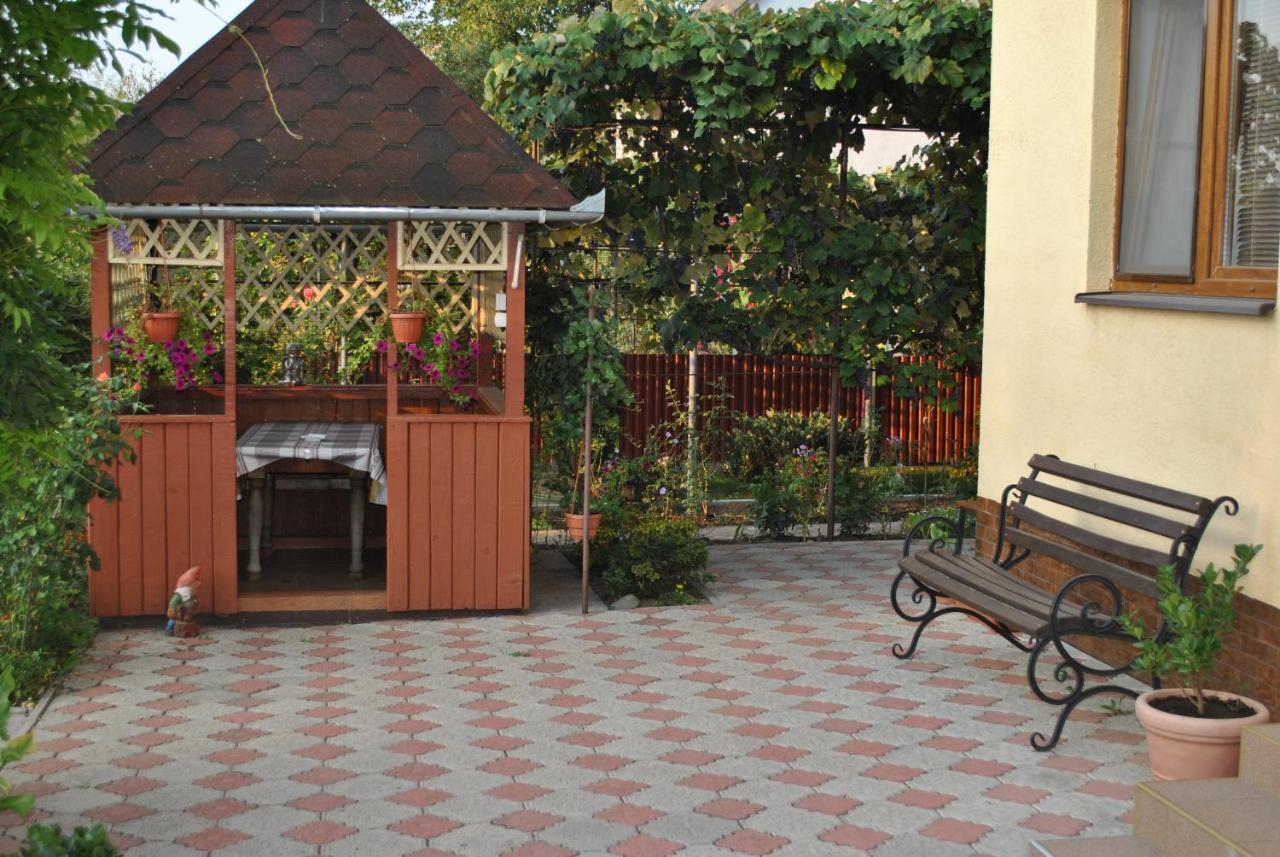 Квітковий Двір Golubinoye Exteriör bild