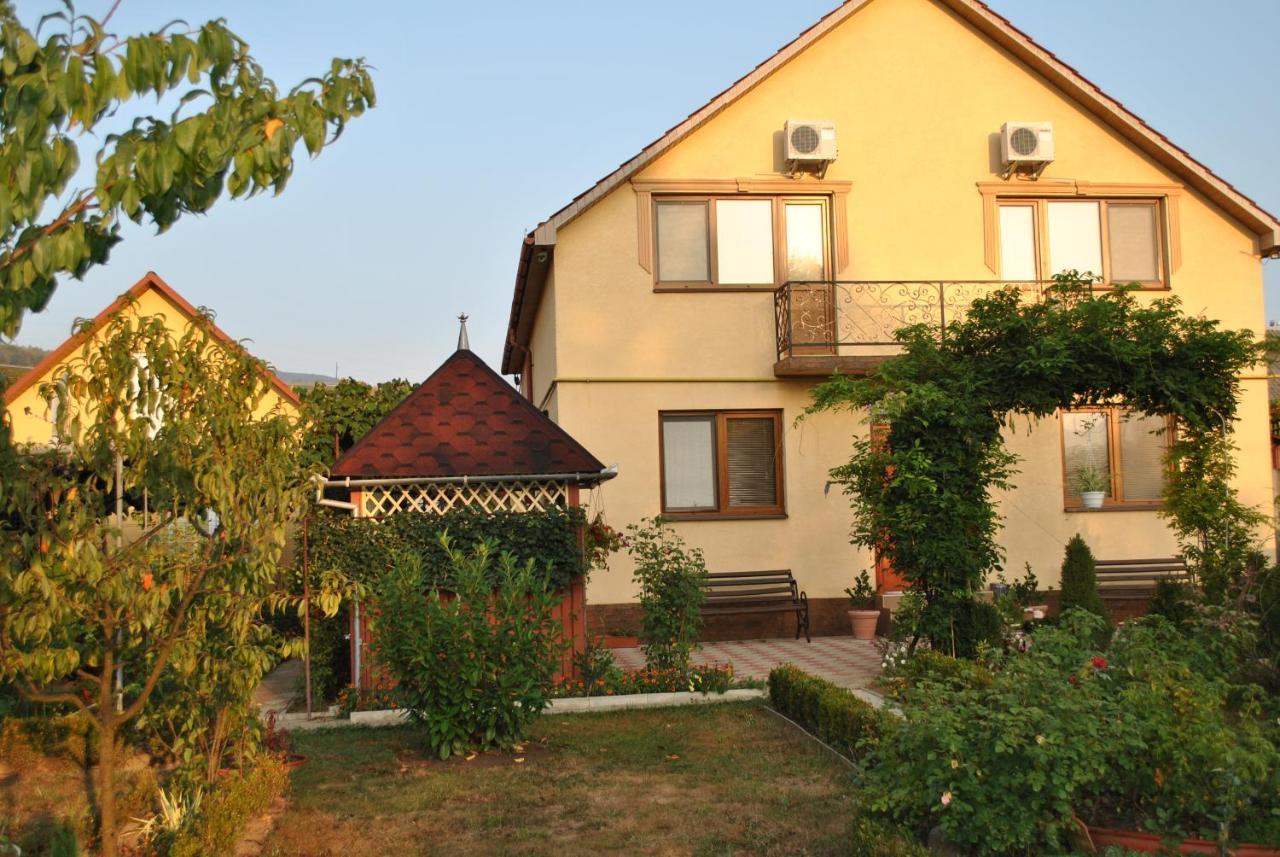 Квітковий Двір Golubinoye Exteriör bild