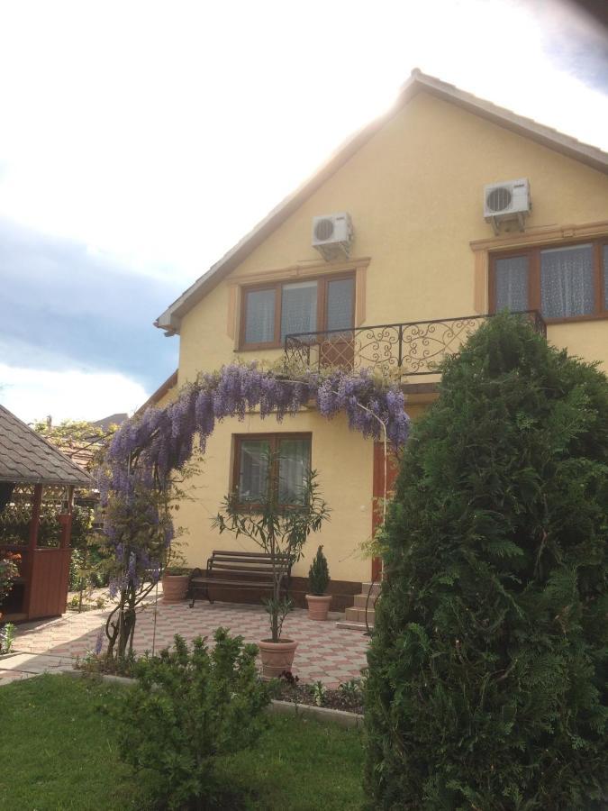 Квітковий Двір Golubinoye Exteriör bild