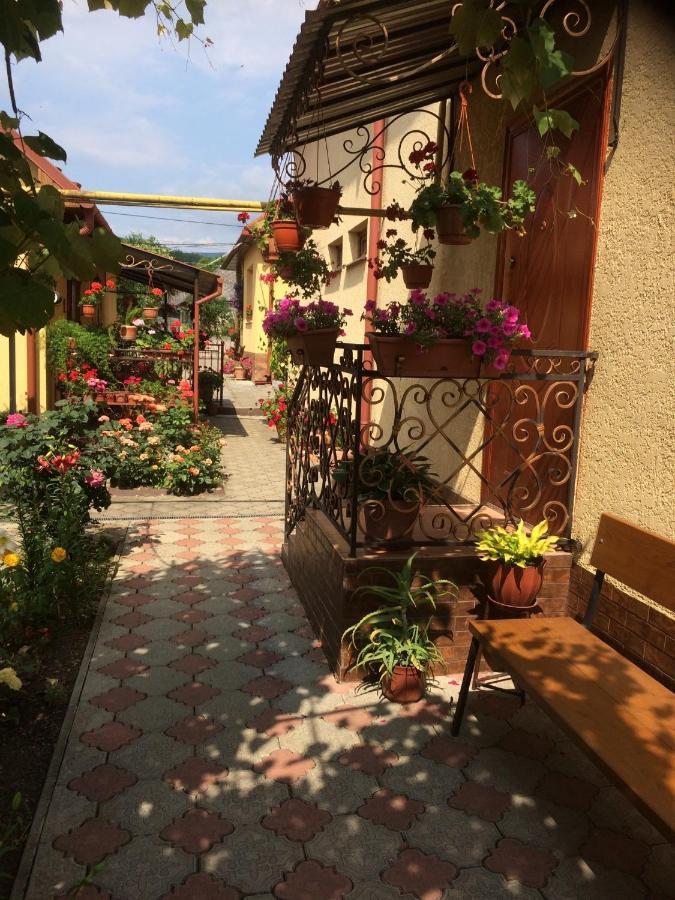 Квітковий Двір Golubinoye Exteriör bild
